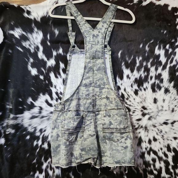 Camo Overalls Shorts - Picture 7 of 7